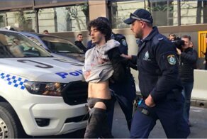 Размахивал мачете и кричал "Аллах Акбар": в Сиднее при помощи стула и ящика задержали убийцу
