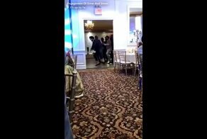 Как индийские гости приходят в ресторан