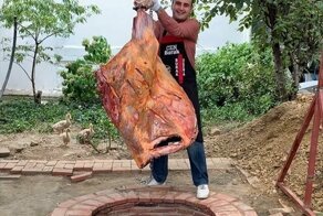 Как Бурак Оздемир соорудил тандыр в земле и приготовил огромный кусок мяса