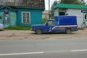 Разваливающаяся машина «Почты России» попала на видео, водитель уволен