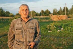 Незрячий пенсионер самостоятельно построил дом для пожилой мамы