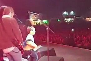 Foo Fighters пригласили на сцену 5-летнего фаната, и он зажег публику
