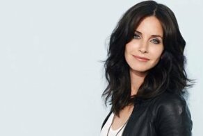 Звезда сериала «Друзья» Кортни Кокс запустила вирусный челлендж с бассейном и очками