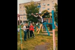 Уличный спортсмен демонстрирует сверстникам свои навыки
