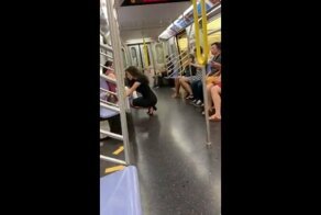 Фанатка социальных сетей решила устроить себе селфи-фотосессию в вагоне метро