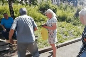 Пенсионер нокаутировал костылем оскорбившую его женщину