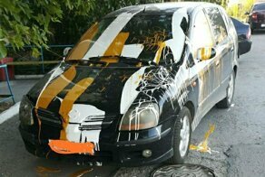 Коварная женская месть: в Казахстане хулиганка облила автомобиль краской