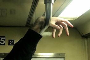 18 весомых причин, по которым люди не прикасаются к поручням в общественном транспорте