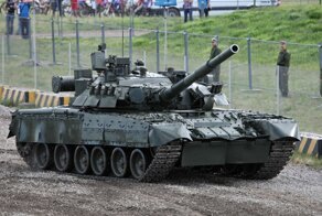 «Редкий зверь»: американские военные прокатились на советских танках Т-80