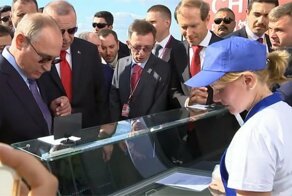 Сделал кассу: Путин купил на МАКС-2019 мороженое у той же продавщицы, что и два года назад