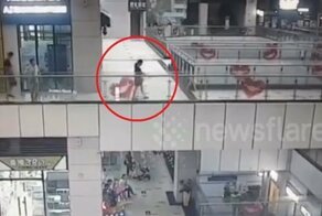 Девушку смыло водным потоком во время обрушения  крыши торгового центра