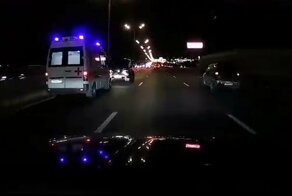 "Гелендваген" и автомобиль скорой помощи на МКАД