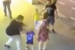 В Грузии 50-летняя женщина неожиданно напала с ножом на прогуливающихся с родителями детей