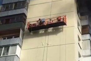 В Подмосковье рабочие с помощью строительной люльки спасли семью из горящей квартиры