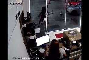 Дратути: Попытка мотоциклиста покрасоваться перед девушкой
