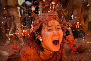 В Испании прошла ежегодная битва помидорами