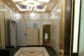 Дорого-богато: бизнесмен Екатеринбурга отремонтировал холл школы, и ее стали путать с сауной
