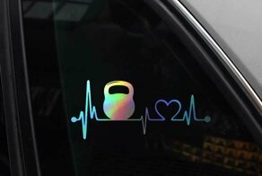 В Красноярске из окна дома на автомобиль выбросили железный сейф