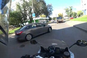 Мотоциклист слегка влетел влетел в грузовик