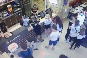 Женщина присвоила себе деньги, которые мальчик обронил на кассе