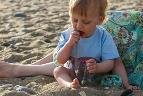 Почему ребенок ест песок?