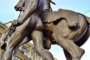 Чья шкура на коне Клодта?