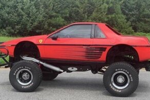 Старенький Pontiac превратили в Ferrari и установили на раму от внедорожника