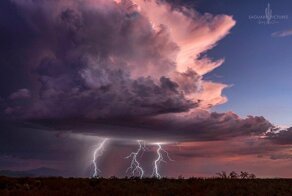 Сказочное зрелище: Фотограф показал невероятные молнии на закате