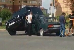 "Семёрка" чуть не опрокинула "Гелендваген" в Нальчике