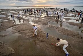 Яхтсмены сыграли в крикет на морском дне