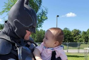 Девочку обижали в садике, но у неё нашёлся защитник. И не кто-то там, а сам Бэтмен!