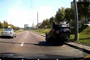 В Беларуси столкнулись два Volkswagen: один из них перевернулся на крышу