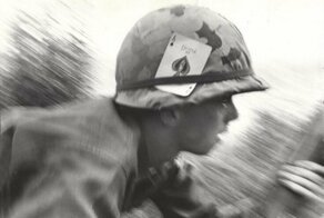 Зачем американские солдаты крепили к каскам пиковый туз