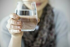 Почему, когда хотят успокоить, дают воды?