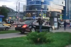 Саратовцы возмутились поведением Игоря Николаева, проехавшего на авто по тротуару