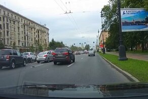 Land Rover даже не тормозил: массовая авария в Петербурге