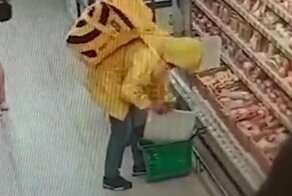 Курьер "Яндекс.Еда" наворовал в супермаркете колбасы