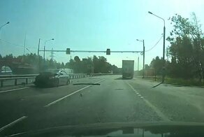 Легковушке не посчастливилось оказаться в мертвой зоне грузовика