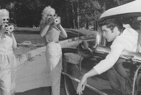 "Харлей", лимузины и спорткары: на чем и почем ездил Элвис Пресли