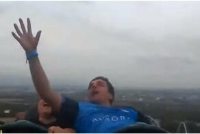 Мужчина умудрился поймать чужой смартфон во время катания на американских горках