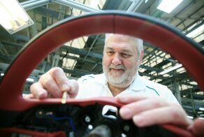Зачем на заводе Bentley нужны вилки: познакомьтесь с человеком, который делал машины для королевы
