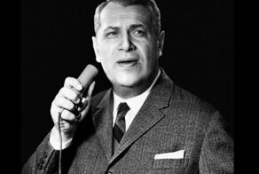 Абсолютно не знал нот, не имел ни слуха, ни голоса, но, когда он пел, его слушали, затаив дыхание