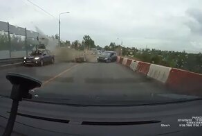 Hyundai влетел в дорожное ограждение и травмировал встречного водителя