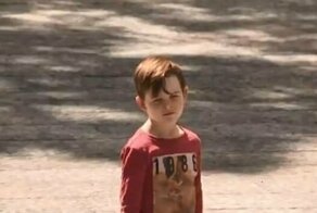 Только 7 человек за 45 минут соизволили подойти к одиноко стоящему в торговом центре мальчику