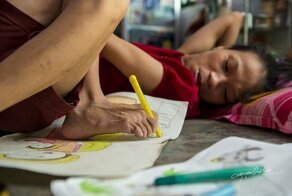 Девушка-инвалид рисует картины ногами