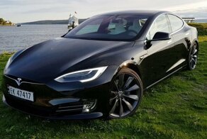 Шутки из будущего: телефоны заперли владельцев Tesla в машинах