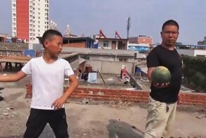 Техника резкого броска: парень метает игральные карты, как ножи