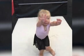 Так воспитывают чемпионов: трогательное видео с урока юных гимнасток