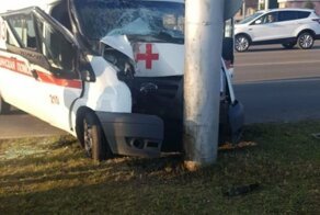 В Татарстане машина скорой помощи врезалась в столб