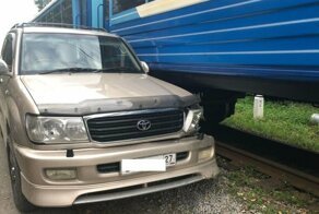 В Хабаровске поезд детской железной дороги зацепил автомобиль. Машиниста признали виновным